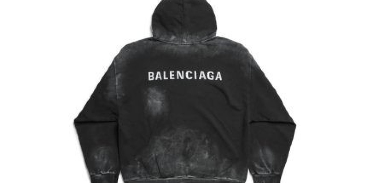 Balenciaga Oggi: Evoluzione di un Marchio di Lusso Iconico